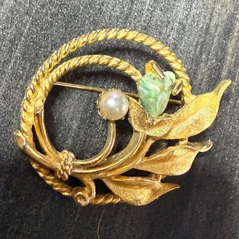 Sarah Coventry Gold Tone Pearl Green‎ Stone Leaf Brooch Pin Vintage